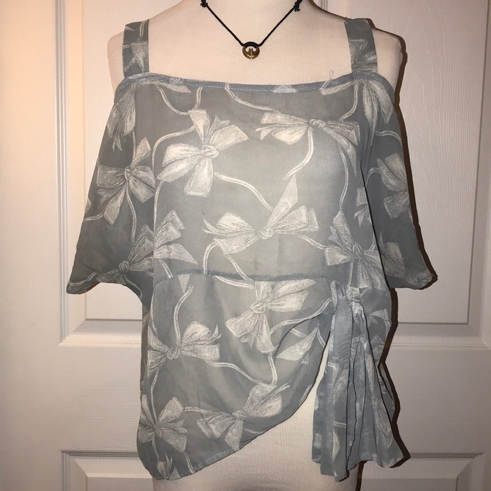Cold-shoulder mesh bow print crop top
